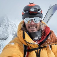 Bartek Ziemski zjeżdża na nartach z Lhotse