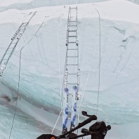 Drabina nad szczeliną lodową na Icefallu