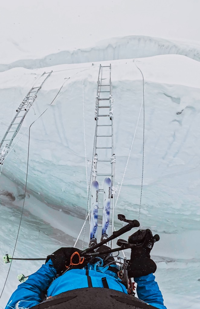 Drabina nad szczeliną lodową na Icefallu