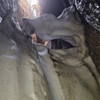 Eksploracja powierzchniowa w topniejących korkach śnieżnych - fot. Helena Szozda