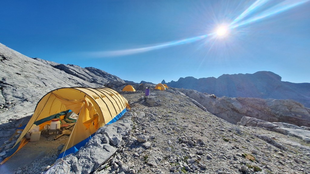 Obóz na wysokości 2300 m n.p.m. w słońcu- fot. Helena Szozda